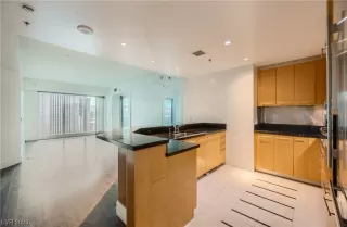 Photo #5: 2504207 Listing