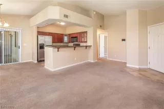 Photo #5: 2504621 Listing