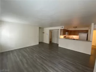 Photo #4: 2504658 Listing 