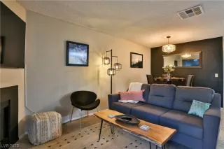 Photo #5: 2504681 Listing