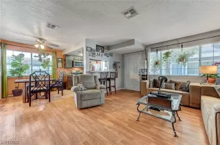 Photo #4: 2504701 Listing