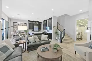 Photo #5: 2504975 Listing