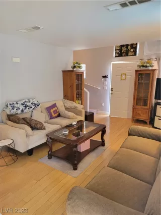 Photo #5: 2505053 Listing