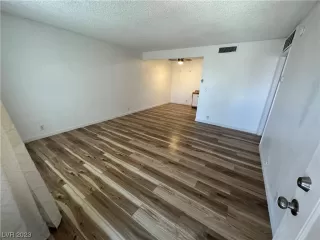 Photo #2: 2505216 Listing 