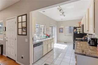 Photo #4: 2506046 Listing