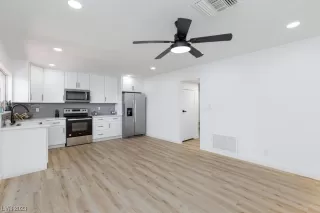 Photo #5: 2506887 Listing