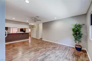 Photo #3: 2506917 Listing