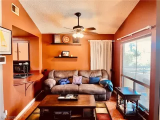 Photo #5: 2506939 Listing