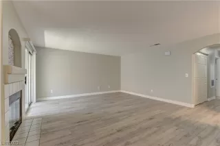 Photo #5: 2507327 Listing