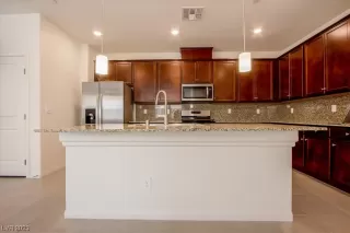 Photo #5: 2507713 Listing