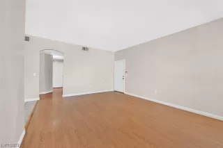 Photo #4: 2507815 Listing