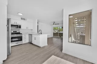 Photo #2: 2508161 Listing