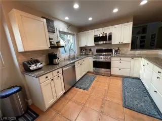 Photo #6: 2508210 Listing 