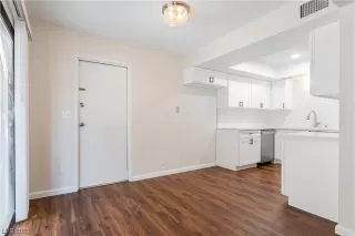 Photo #4: 2508250 Listing