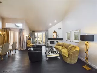 Photo #2: 2508306 Listing