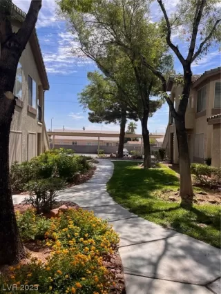 Photo #2: 2509602 Listing