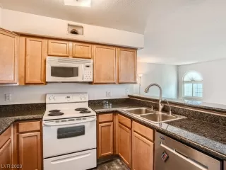 Photo #5: 2512136 Listing