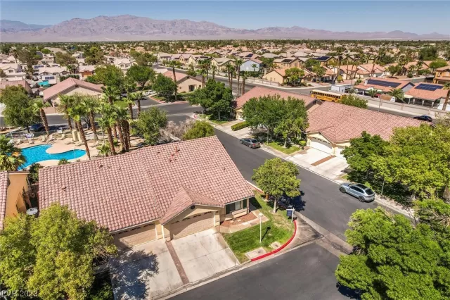 MLS: 2512360 Condo For Sale