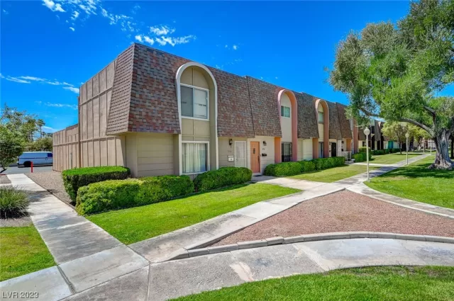 MLS: 2512602 Condo For Sale