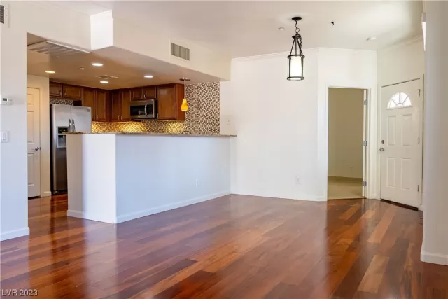 MLS: 2513136 Condo For Sale