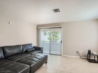 Photo #5: 2515100 Listing