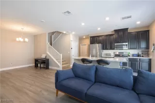 Photo #5: 2515217 Listing