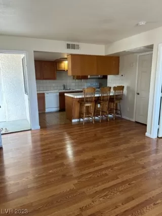 Photo #5: 2515259 Listing