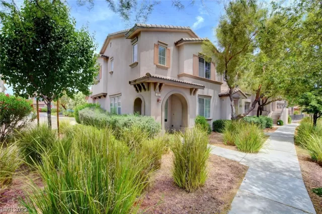 MLS: 2515276 Condo For Sale