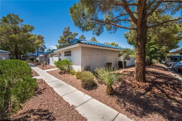 MLS: 2515578 Condo For Sale