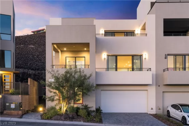 MLS: 2515989 Condo For Sale