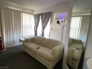 Photo #5: 2516004 Listing