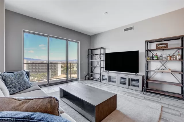 MLS: 2516173 Condo For Sale