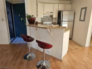 Photo #6: 2516918 Listing