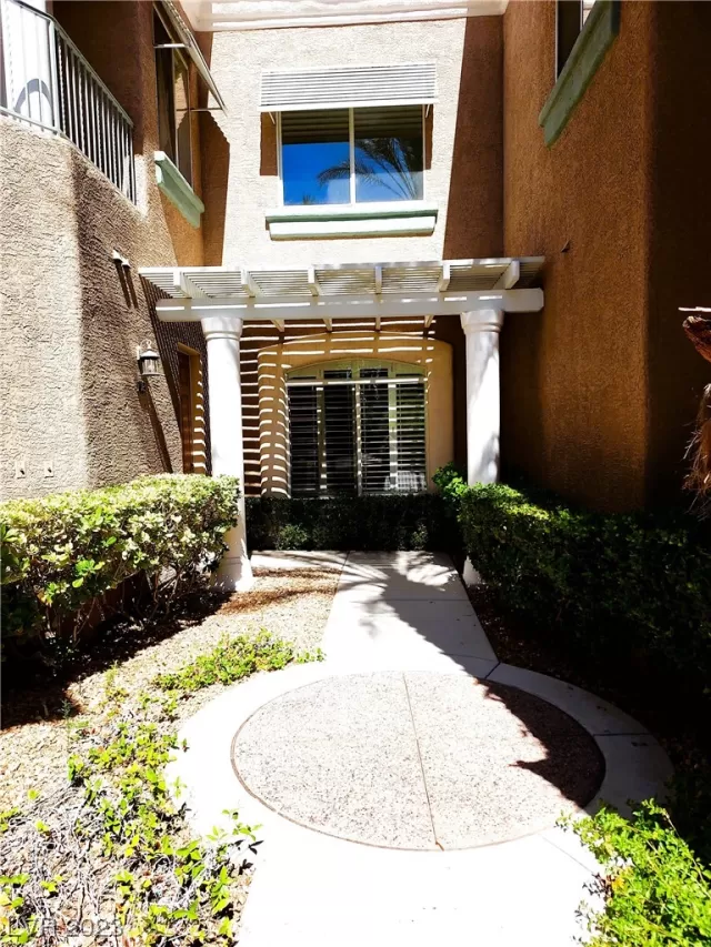 MLS: 2517506 Condo For Sale