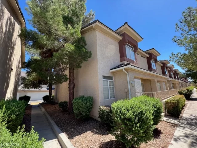 MLS: 2518192 Condo For Sale