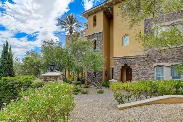 MLS: 2518656 Condo For Sale