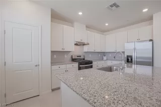 Photo #5: 2519924 Listing