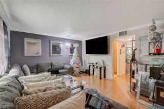 Photo #5: 2519926 Listing