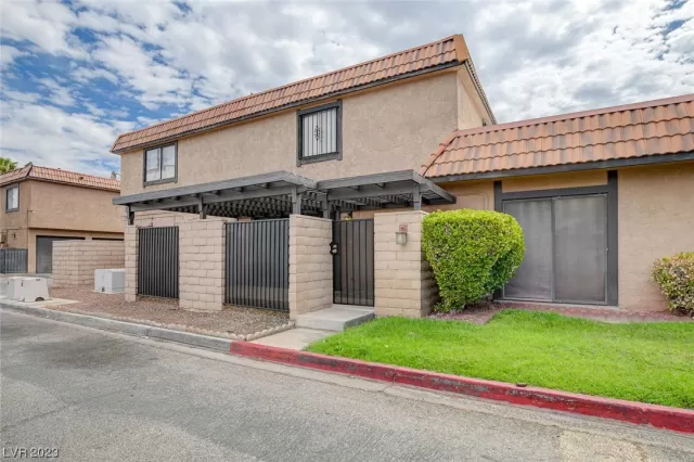 MLS: 2520128 Condo For Sale