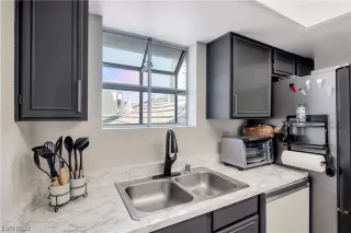 Photo #6: 2520666 Listing