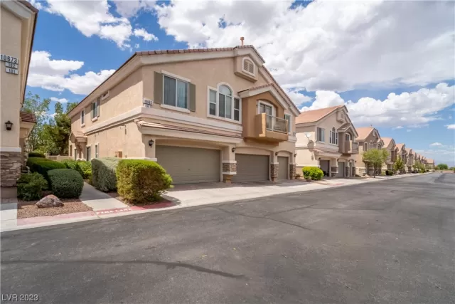 MLS: 2520738 Condo For Sale