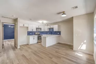 Photo #5: 2520880 Listing