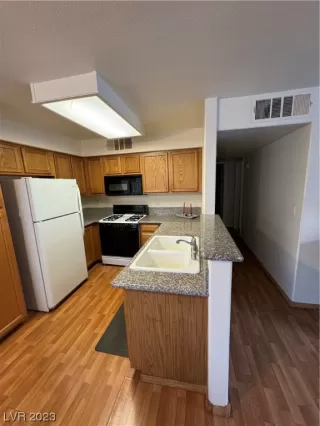 Photo #5: 2521783 Listing