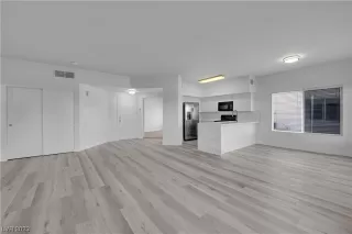 Photo #6: 2523406 Listing