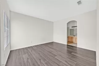 Photo #6: 2524371 Listing