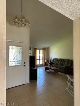 Photo #5: 2524458 Listing