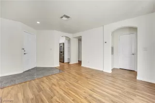 Photo #3: 2526971 Listing