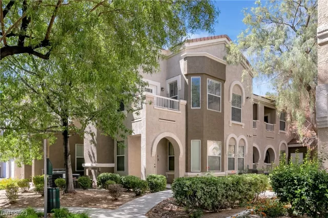 MLS: 2527461 Condo For Sale