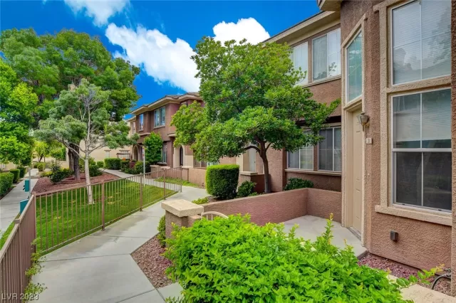 MLS: 2527636 Condo For Sale