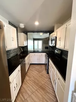 Photo #2: 2528065 Listing